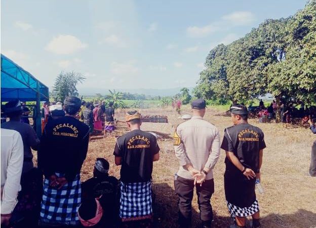 Bhabinkamtibmas Desa Laantula Jaya Polsek Wita Ponda Dampingi Warga Dalam Prosesi Ngaben 