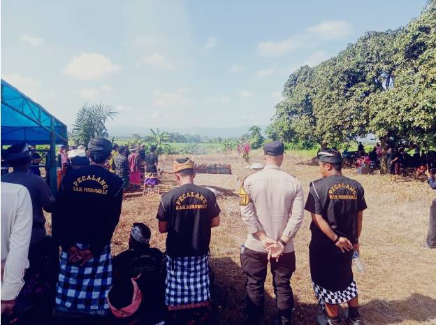 Bhabinkamtibmas Desa Laantula Jaya Polsek Wita Ponda Dampingi Warga Dalam Prosesi Ngaben 