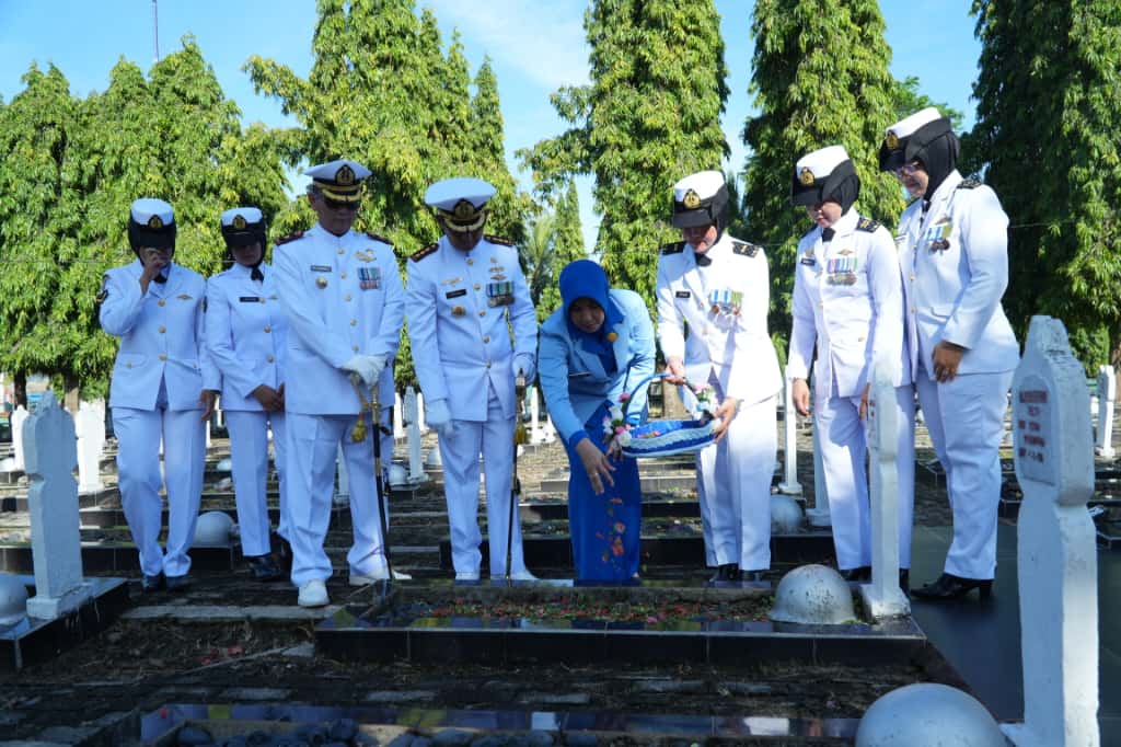 HUT ke-80 TNI, Lanal Palembang Ziarah Nasional,Hormati Jasa Pahlawan
