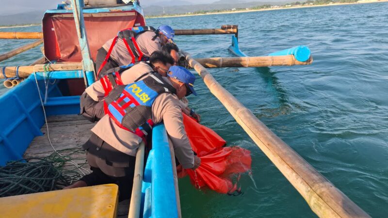 Sat Polairud Polres Garut bersama Nelayan Berhasil Temukan Korban Tenggelam di Pantai Karangpapak