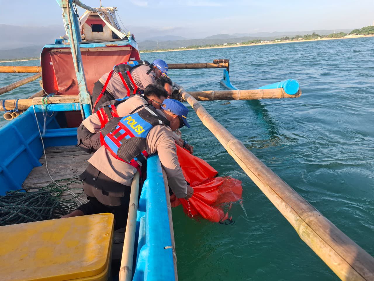 Sat Polairud Polres Garut bersama Nelayan Berhasil Temukan Korban Tenggelam di Pantai Karangpapak