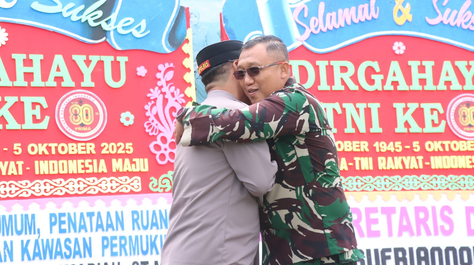 Tingkatkan Soliditas TNI–Polri, Kapolres HSU Berikan Kejutan Dalam Momen HUT ke-80 TNI di Kodim 1001 HSU/Balangan