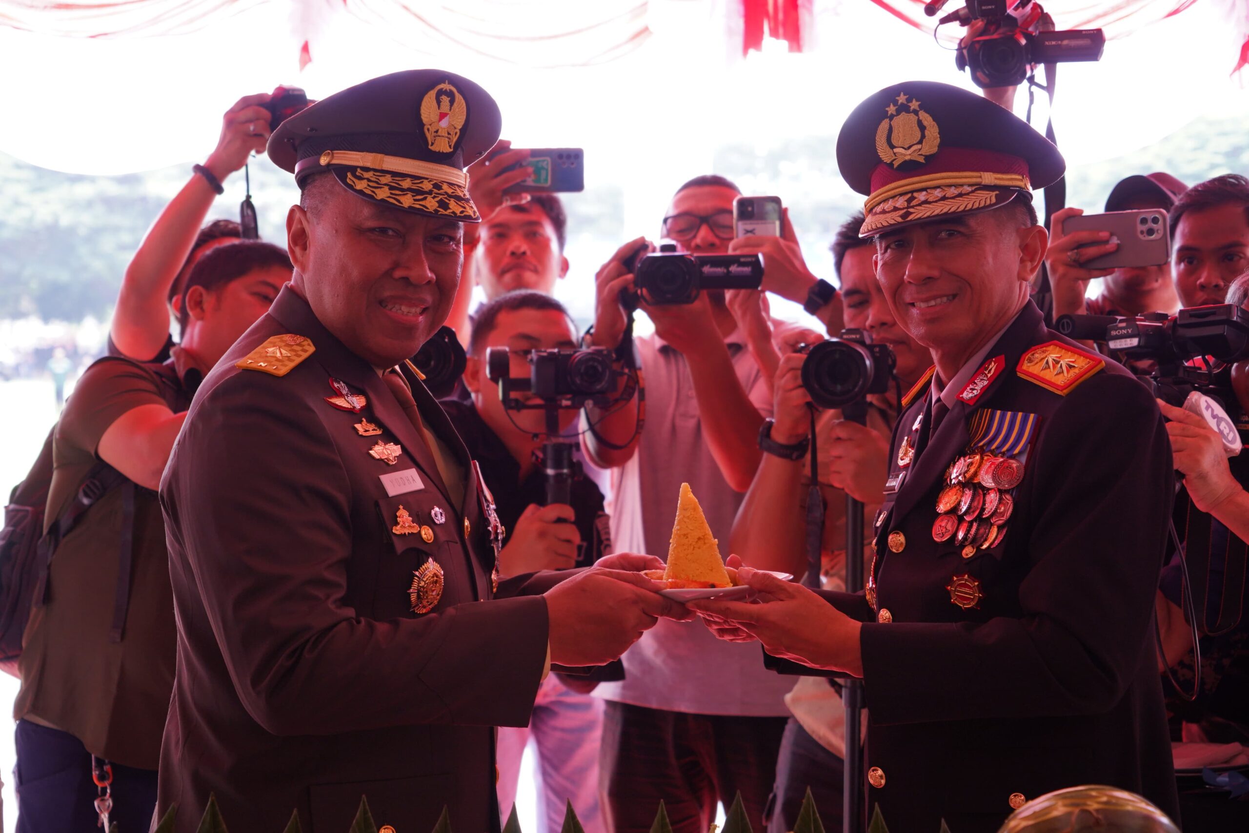 Hadiri Upacara HUT Ke-80 TNI,Kapolda Aceh: Makin Kuat Bersama Rakyat