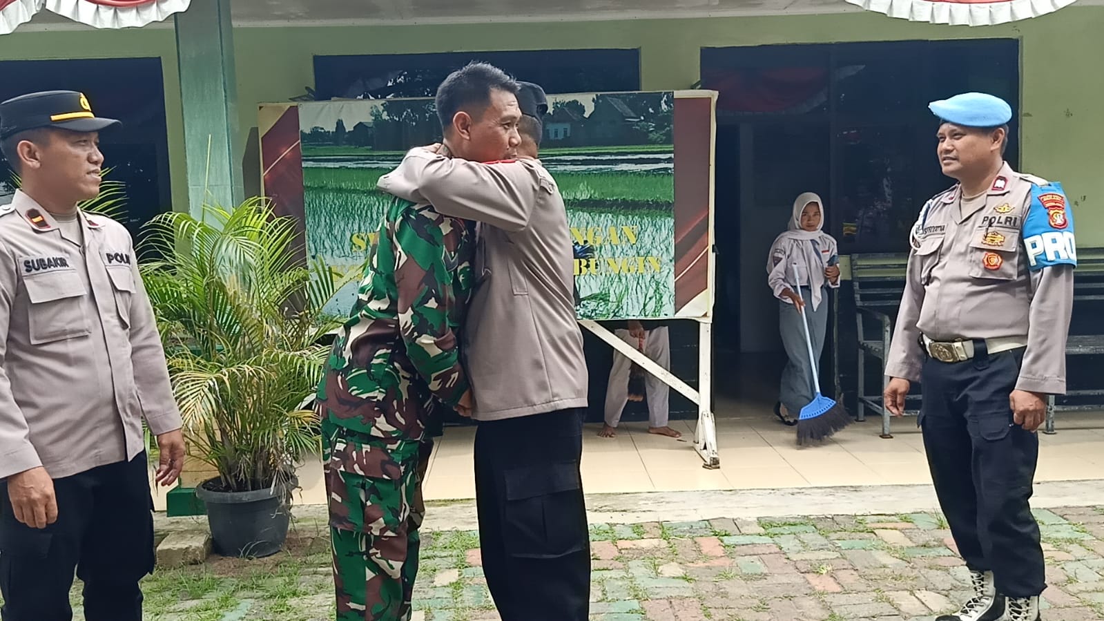 Wujud Sinergitas TNI-Polri, Momentum HUT TNI ke-80,Jajaran Polsek Cabangbungin dan Polsek Muaragembong Beri Kejutan ke Koramil 03 Cabangbungin Bekasi 