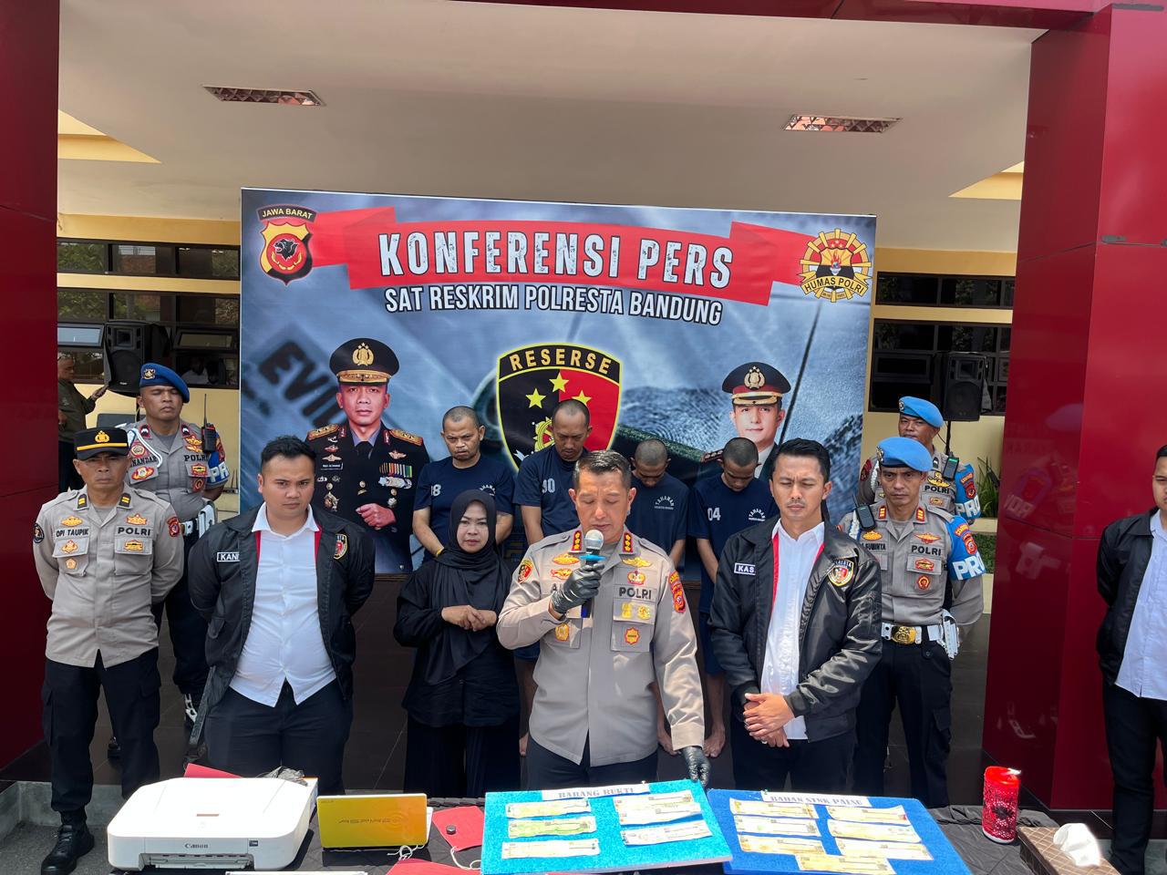 Sat Reskrim Polresta Bandung,Berhasil Ungkap Sindikat Pemalsuan STNK, Empat Tersangka di Amankan