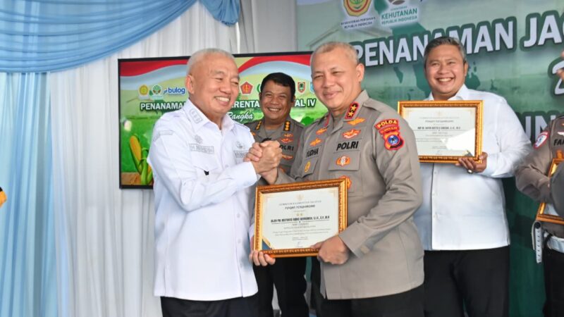 Sukses Wujudkan Swasembada Jagung, Kapolda Kalsel dan Jajaran Dianugerahi Penghargaan Gubernur Kalsel
