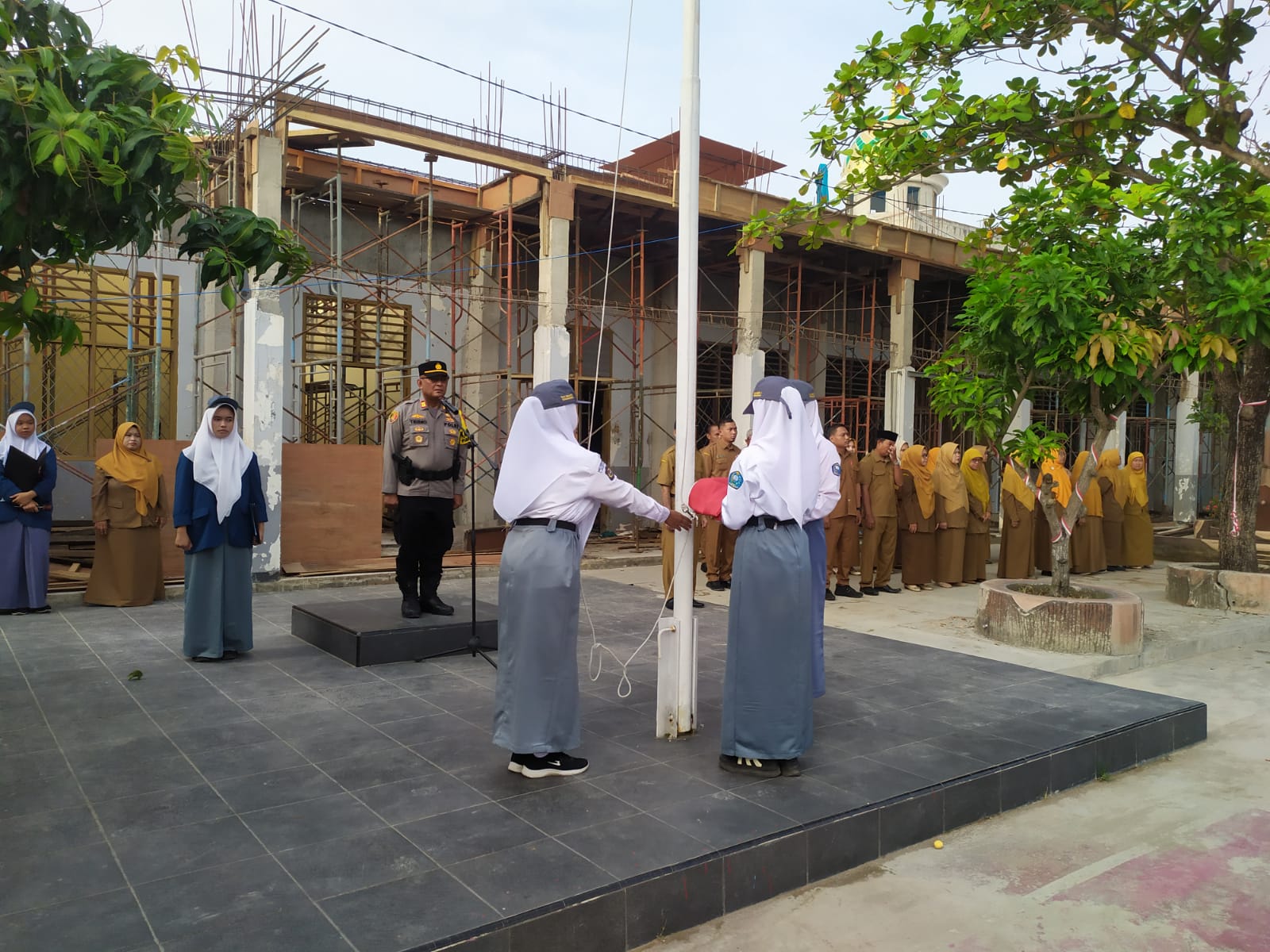 Kapolsek Kedungwaringin,Pimpin Upacara Bendera dan Berikan Bimbingan Penyuluhan di SMA Negeri 1 Kedungwaringin 