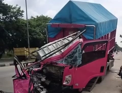 Tabrakan Maut di Soekarno Hatta Palembang, Satu Pengemudi Truk Tewas Mengenaskan