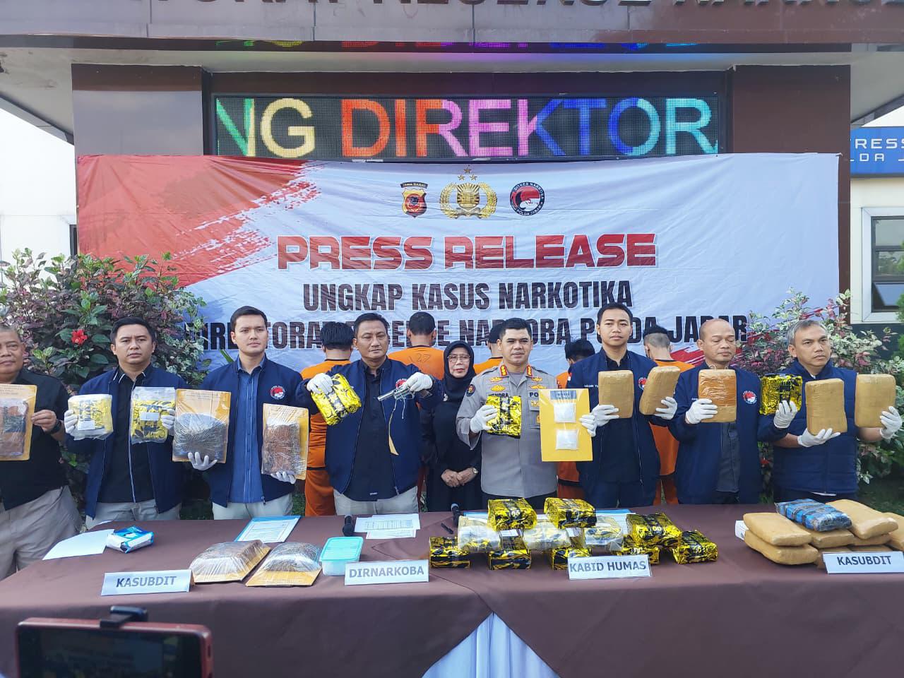 Polda Jabar Berhasil Gagalkan Peredaran Narkoba Jaringan Internasional,Barang Bukti 17,6 Kg Sabu 19,5 Kg Ganja Berserta Senjata Api Ilegal Disita