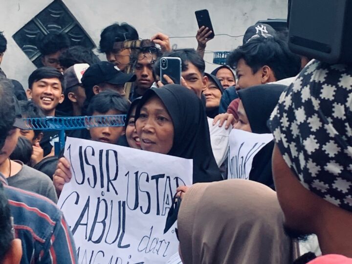 Warga Geruduk Seorang Ustaz yang Diduga Lakukan Perbuatan Cabul