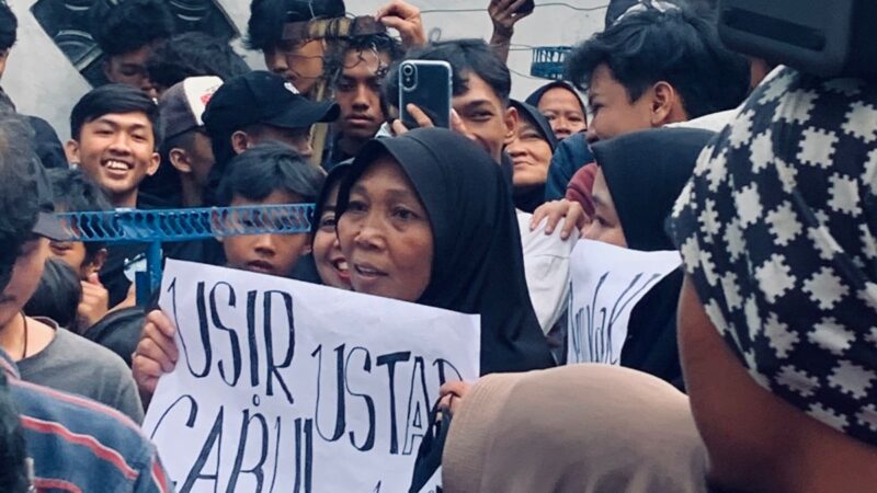 Warga Geruduk Seorang Ustaz yang Diduga Lakukan Perbuatan Cabul