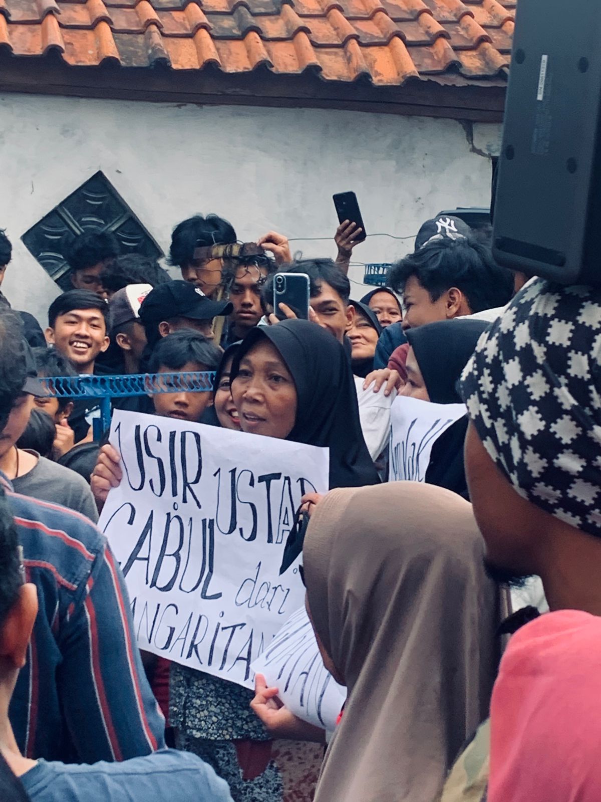 Warga Geruduk Seorang Ustaz yang Diduga Lakukan Perbuatan Cabul