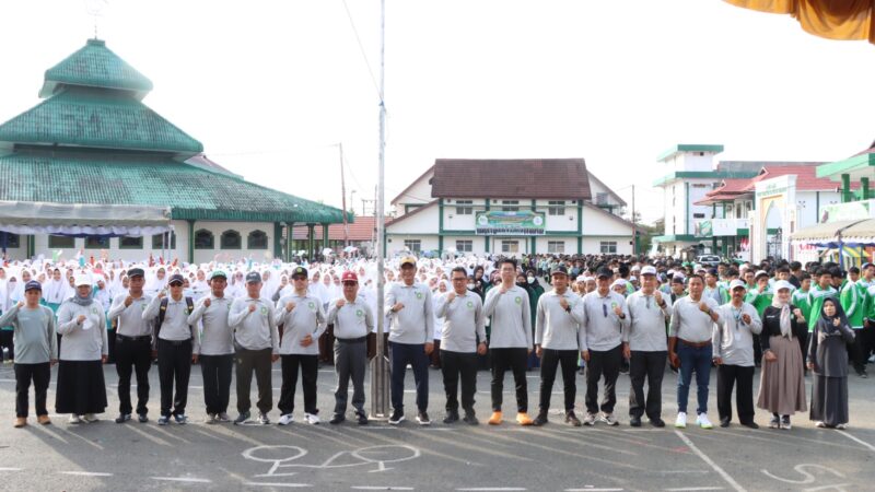 Meriah dan Penuh Semangat,Ribuan Santri Ikuti Jalan Santai Harlah ke-103 Ponpes Rakha Amuntai dan Hari Santri Nasional ke-10