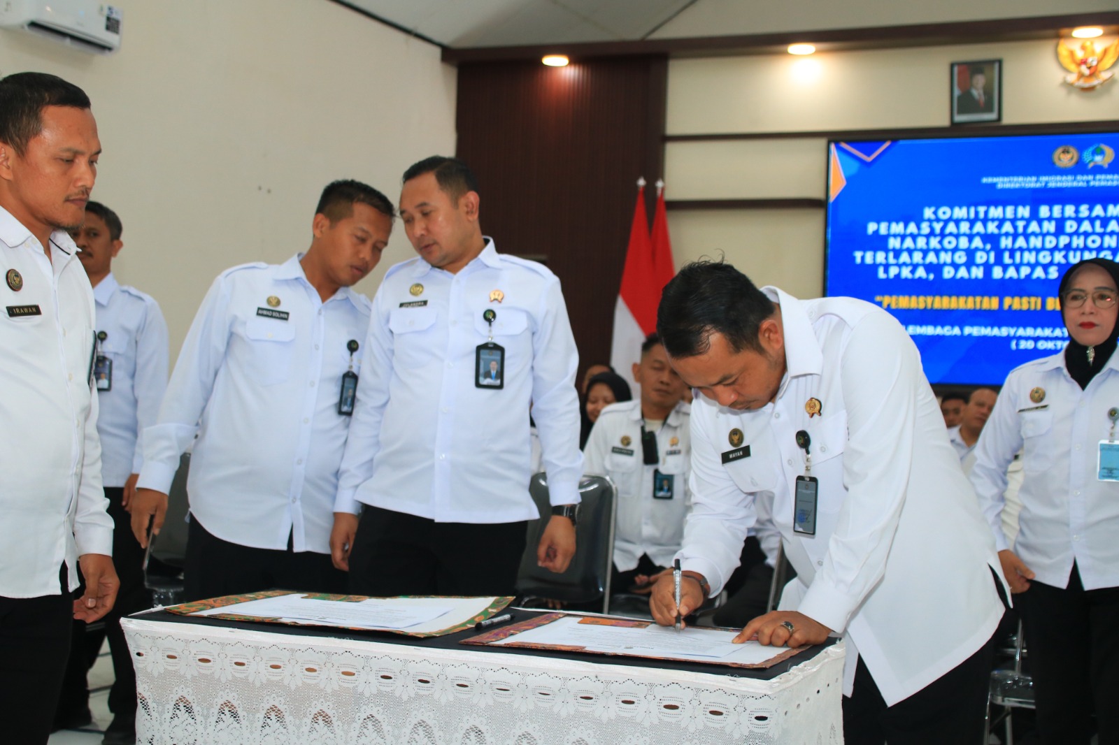 Lapas Banyuwangi Pertegas Komitmen Bersih dari Handphone dan Narkoba Melalui Penandatangan Komitmen Bersama