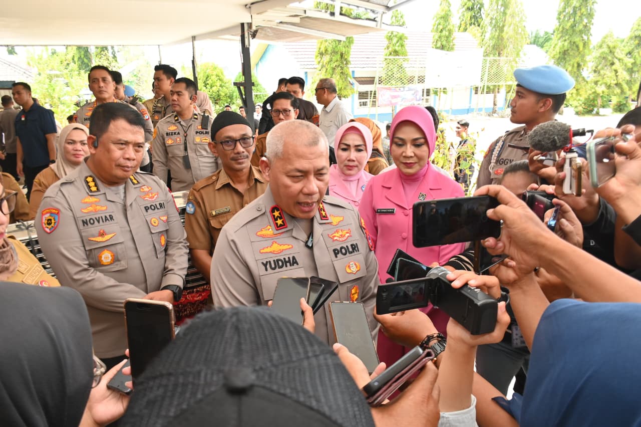 Pastikan Sehat dan Higienis, Kapolda Kalsel Makan-Makanan MBG dari SPPG Polda Kalsel Bersama Pelajar SMPN 5 Banjarbaru