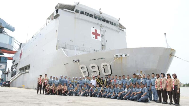 Generasi Muda Palembang Sambut KRI dr. Soeharso-990