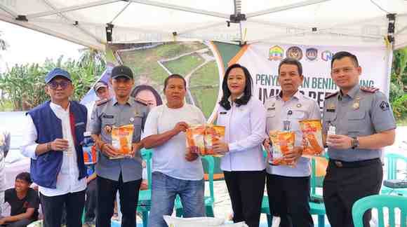 Kanwil Imigrasi Banten Salurkan Benih Jagung dan Pupuk di Serang
