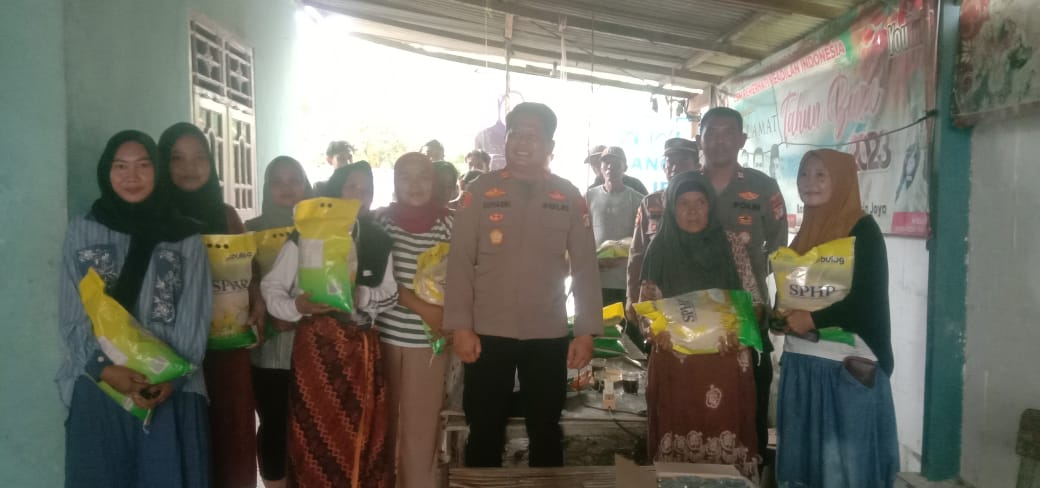 Kapolsek Pebayuran Sambangi dan Berikan Bantuan Bagi Warga Yang Terdampak Hujan Angin di Desa Karangharja