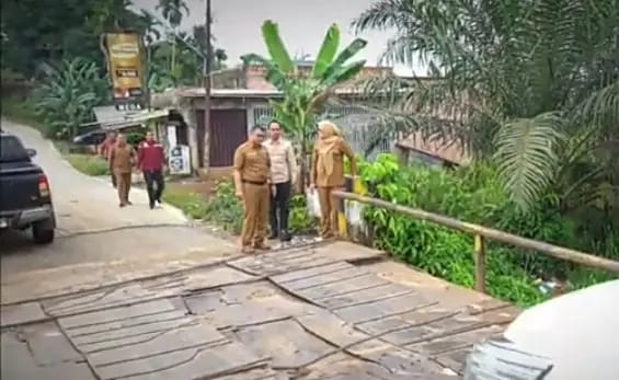 Masyarakat Kelurahan Rano,Minta Dinas Terkait Secepatnya Perbaiki Jembatan Rusak Akses Utama Warga 