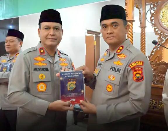 Wakapolda Jambi Serahkan Mushaf Al-Qur’an Kepada PNPP Polda Jambi 