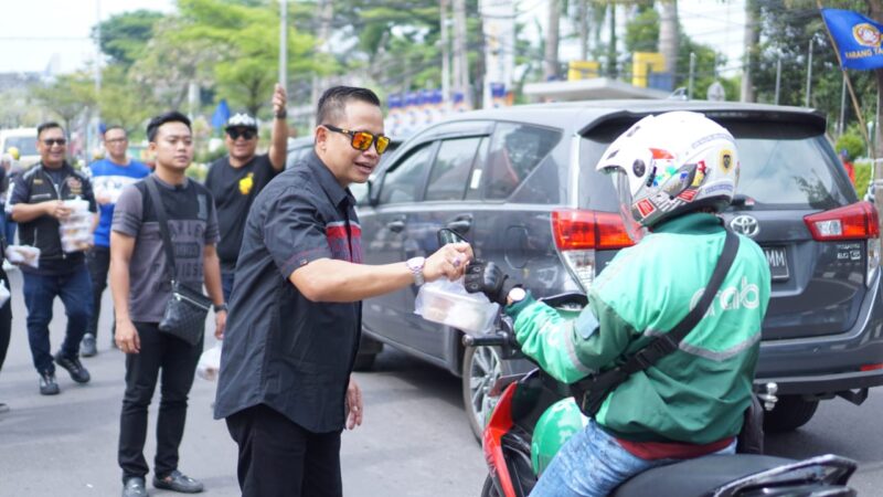 HDCI Palembang Borong 500 Kotak Makanan UMKM,Dibagikan Gratis Kepada Ojol dan Pengendara Motor 