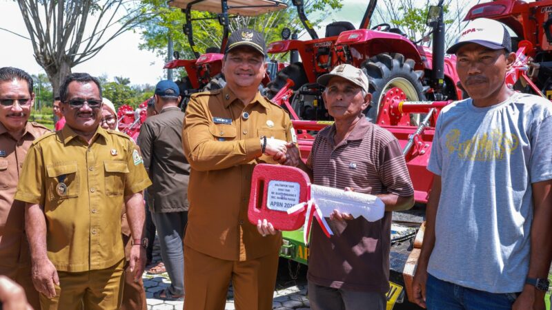 Penyerahan 5 Unit Traktor dari Kementerian Pertanian Republik Indonesia, Langsung Diterima Bupati Aceh Tamiang 