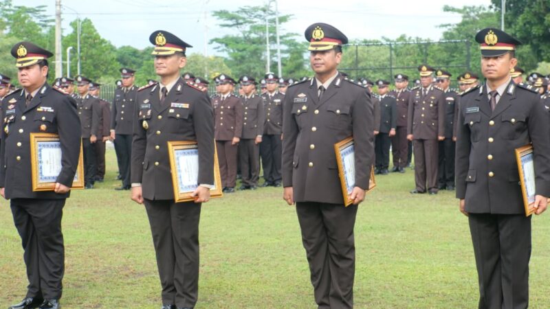 Kapolda Kalsel Beri Penghargaan Kepada 14 Personel Ditresnarkoba Polda Kalsel di Hari Sumpah Pemuda