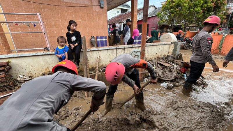 Respon Cepat Tim SAR Sat Brimob Polda Jabar ,Pasca Banjir Bandang di Kecamatan Cisolok Kabupaten Sukabumi