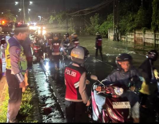 Ditsamapta Polda Sumut Turun Langsung Bantu Warga Hadapi Banjir 