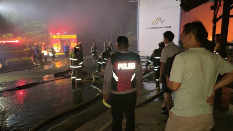Polda Jabar Selidiki Pabrik Tekstil di Cikancung Bandung Yang Terbakar