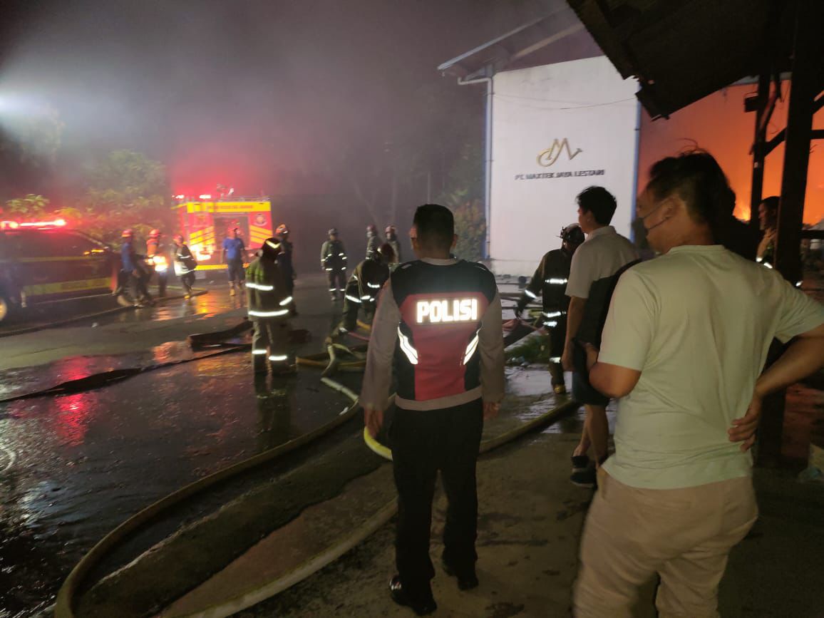 Polda Jabar Selidiki Pabrik Tekstil di Cikancung Bandung Yang Terbakar