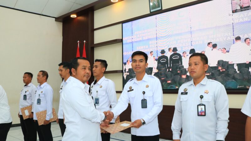Delapan Pegawai Lapas Banyuwangi Terima Penghargaan Anugraha Wira Wibawa Dharmesti Pratama dari Menteri Imipas