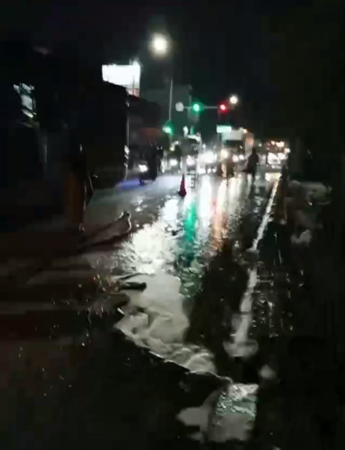 Tumpahan Oli Bekas Sebabkan Macet Total di Jalan Gatot Subroto Cimone Tangerang 