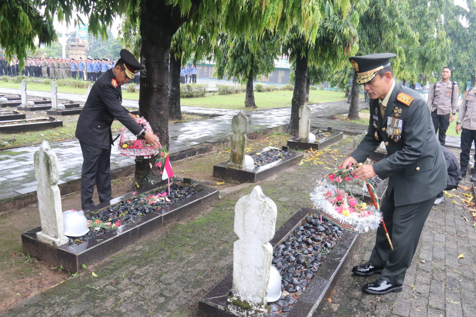 Polda Sumsel Teguhkan Nilai Kepahlawanan di Tengah Hujan Rintik Ziarah Nasional 2025