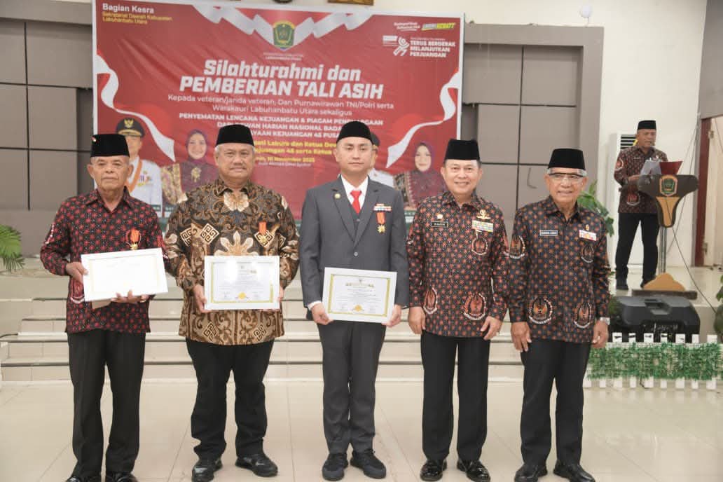 Bupati Hendri Yanto Sitorus Terima Piagam dan Medali Kejuangan 9 Windu Kemerdekaan RI