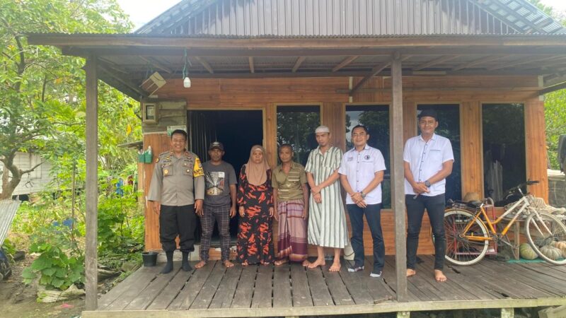 Wujud Kepedulian, Kasat Intelkam Polres HSU dan Kapolsek Babirik Sambangi Warga ODGJ di Desa Sungai Durait Hulu