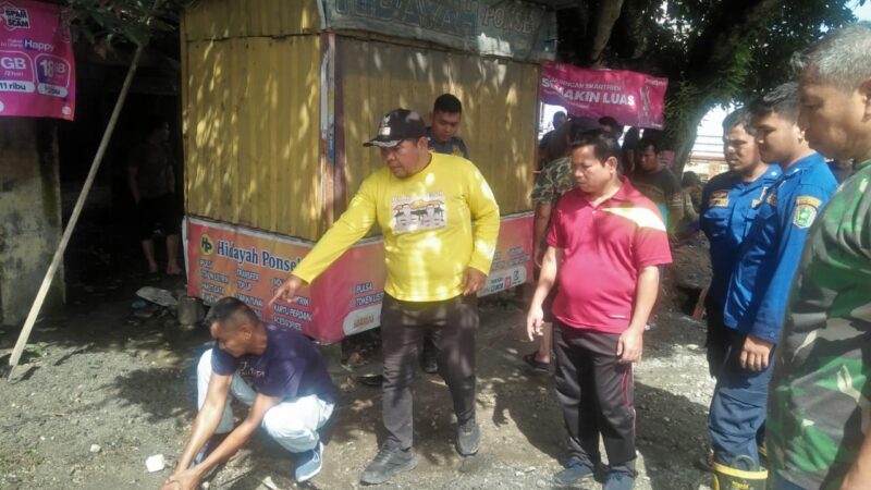 Warga Damuli Pekan Bersama Kades dan Damkar Labura,Gotong Royong Bersihkan Parit Jalinsum