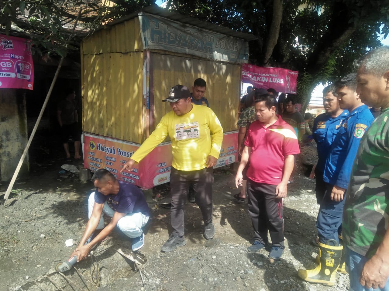 Warga Damuli Pekan Bersama Kades dan Damkar Labura,Gotong Royong Bersihkan Parit Jalinsum