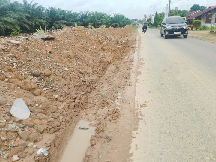 PT. Padang Palm Permai Lakukan Pengerukan Parit Isolasi,Hampir Menyentuh Badan Jalan Aspal.
