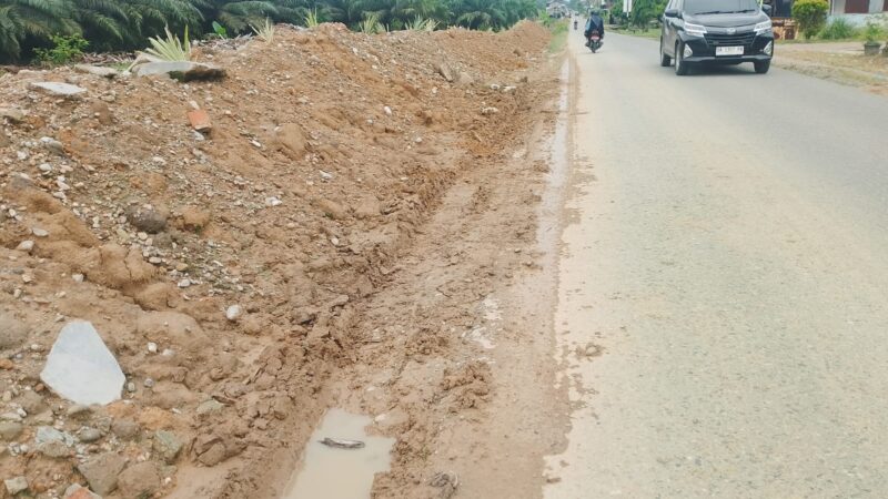 PT. Padang Palm Permai Lakukan Pengerukan Parit Isolasi,Hampir Menyentuh Badan Jalan Aspal.