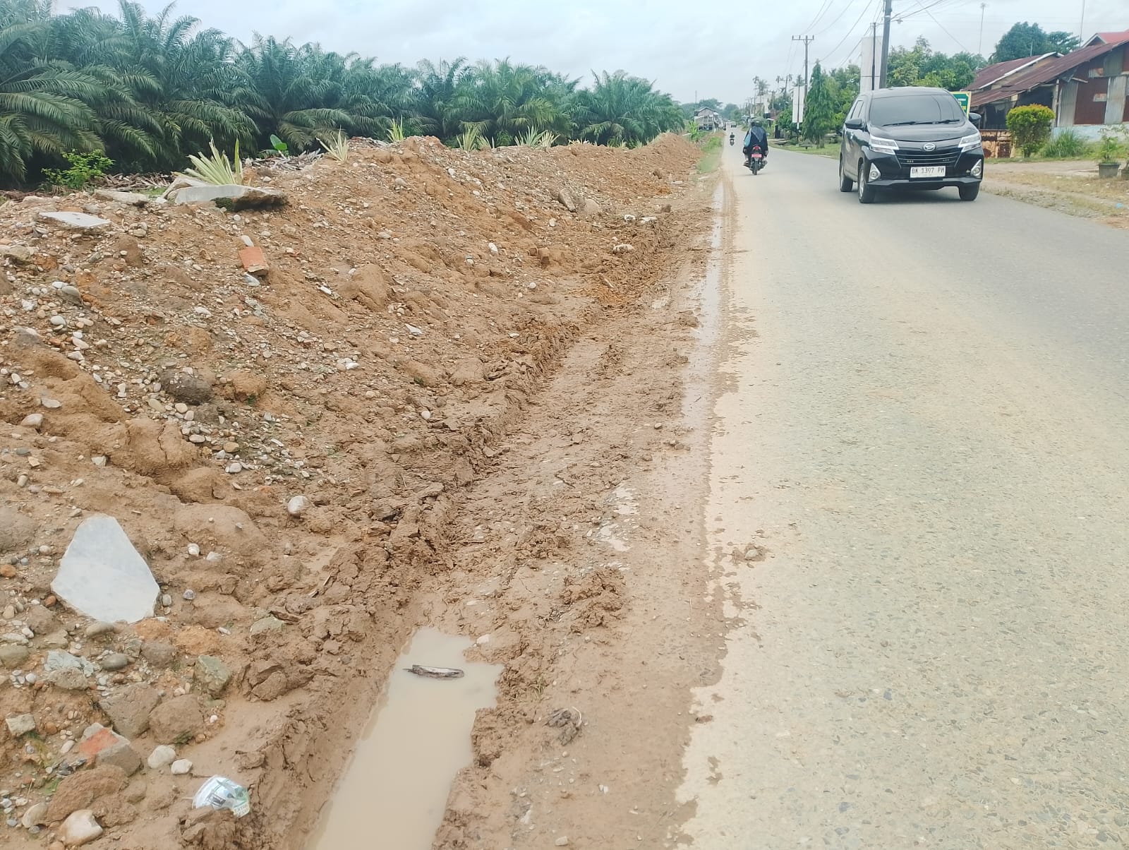 PT. Padang Palm Permai Lakukan Pengerukan Parit Isolasi,Hampir Menyentuh Badan Jalan Aspal.