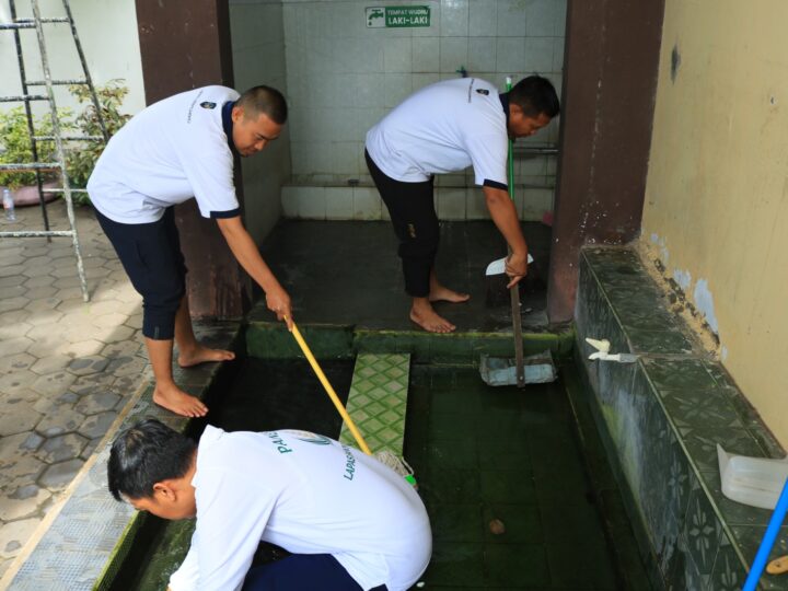 Pengabdian Imipas Bagi Negeri, Lapas Banyuwangi Bantu Perbaikan Tempat Wudu Masjid
