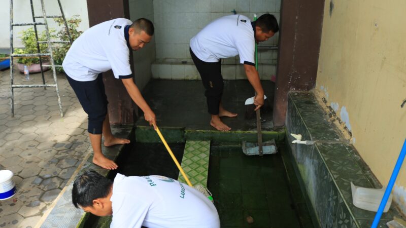 Pengabdian Imipas Bagi Negeri, Lapas Banyuwangi Bantu Perbaikan Tempat Wudu Masjid