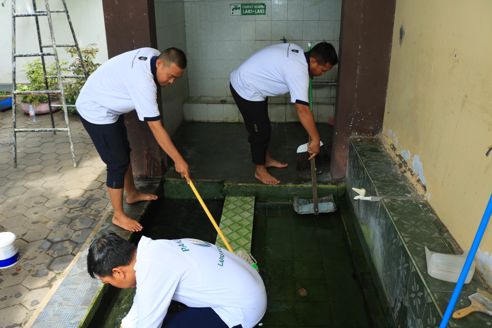 Pengabdian Imipas Bagi Negeri, Lapas Banyuwangi Bantu Perbaikan Tempat Wudu Masjid