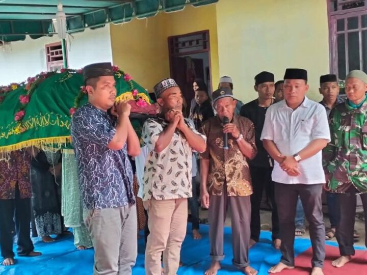 Pemdes Gunung Melayu Takziah ke Rumah Duka Alm. Suroso di Dusun V Tegal Lego