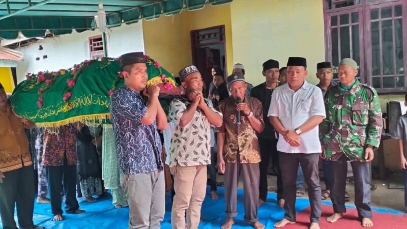 Pemdes Gunung Melayu Takziah ke Rumah Duka Alm. Suroso di Dusun V Tegal Lego