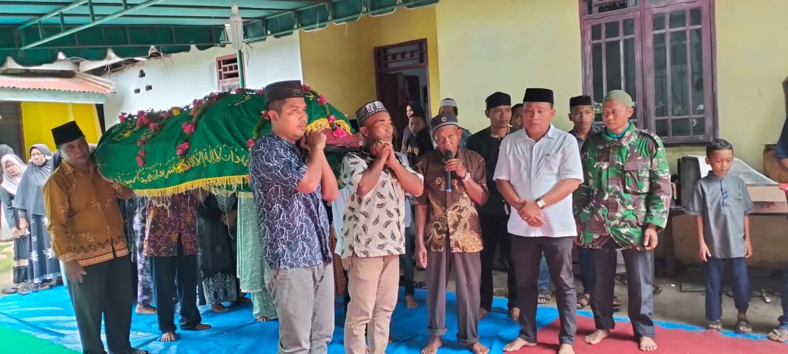 Pemdes Gunung Melayu Takziah ke Rumah Duka Alm. Suroso di Dusun V Tegal Lego