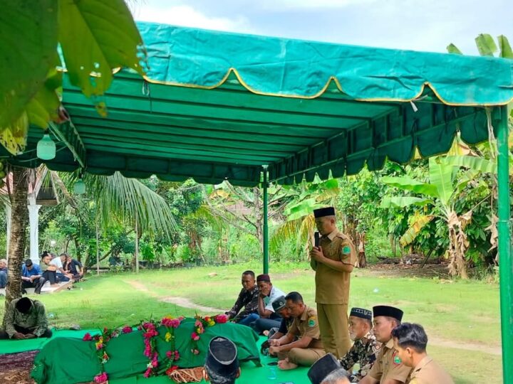 Kecamatan Kualuh Selatan Bersama Pemdes Gunung Melayu Takziah ke Rumah Duka Brahma Putra