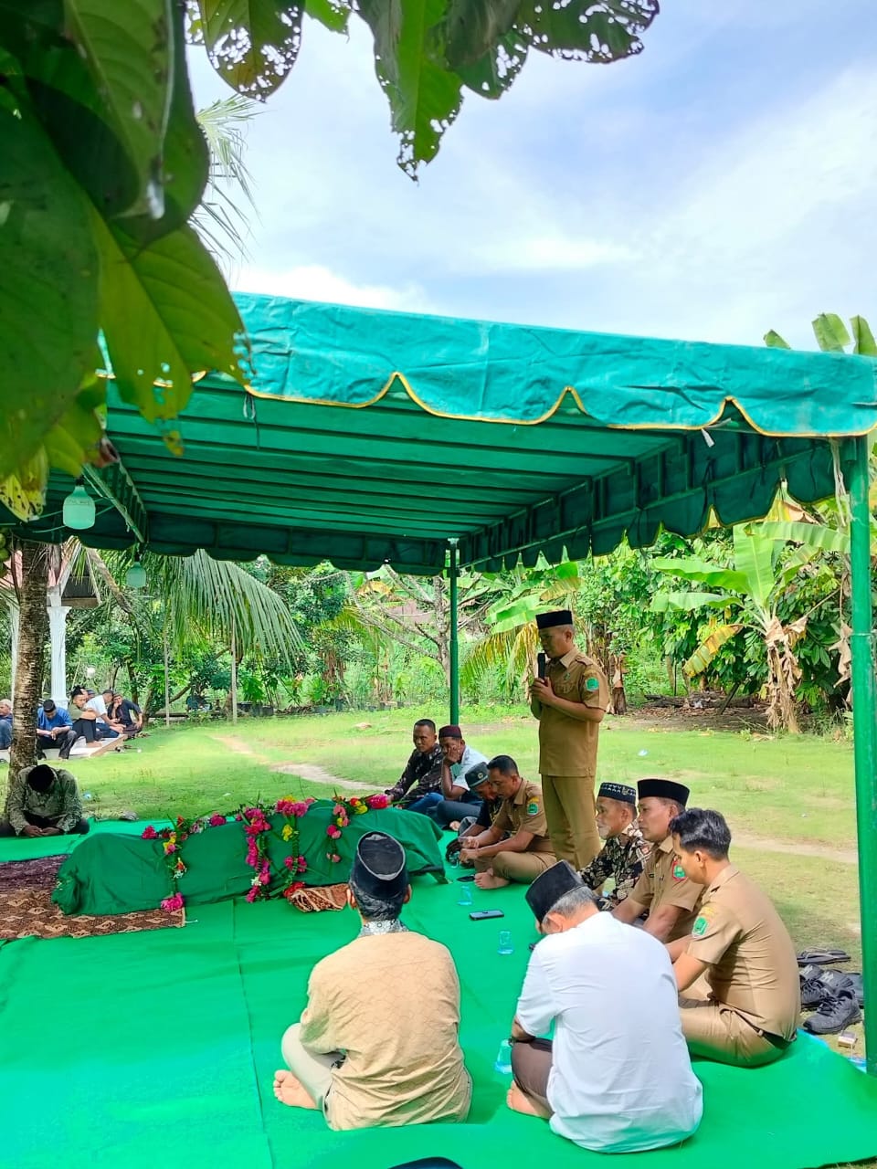 Kecamatan Kualuh Selatan Bersama Pemdes Gunung Melayu Takziah ke Rumah Duka Brahma Putra