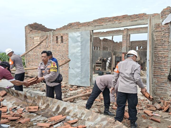 Anggota Sat Brimob Polda Jabar Laksanakan Giat SAR Pembersihan Puing Pasca Puting Beliung di Desa Slangit